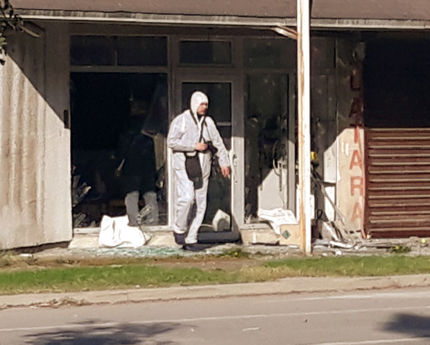 Експлозија у центру Модриче: Пљачкаши разнели банкомат и однели новац (ФОТО)